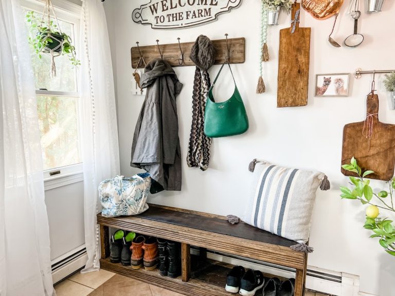 clever-examples-to-organize-your-entryway-easily-1 - DigsDigs | Eclectic  farmhouse, Home decor, Farmhouse mudroom